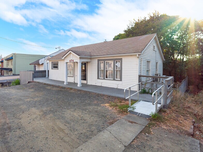 More Photos Of 482 NE Winchester St, Roseburg Freestanding For Sale