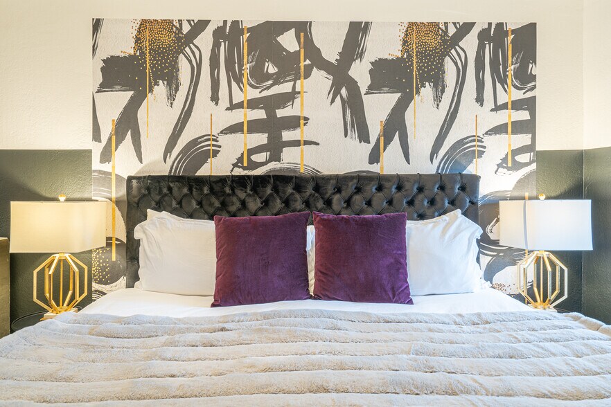 More Photos Of 1175 2nd St SE, Bandon Hotel For Sale