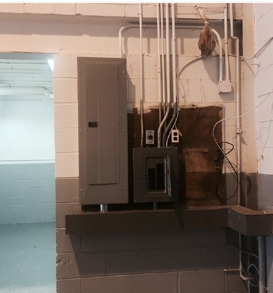 More Photos Of 14076 E Nine Mile Rd, Warren Warehouse For Lease