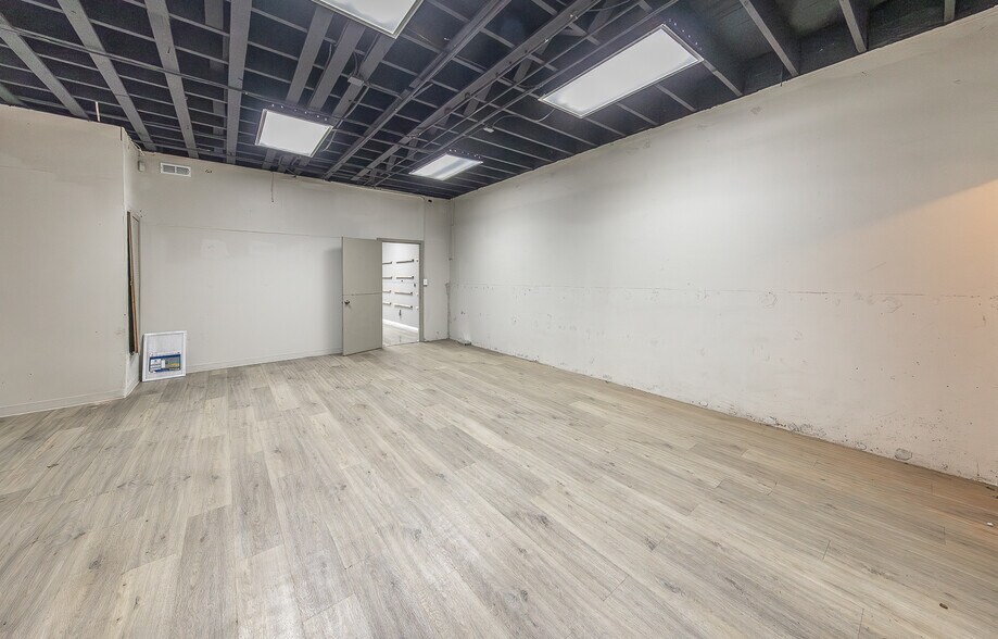 More Photos Of 2621 34th St, Lubbock Freestanding For Sale