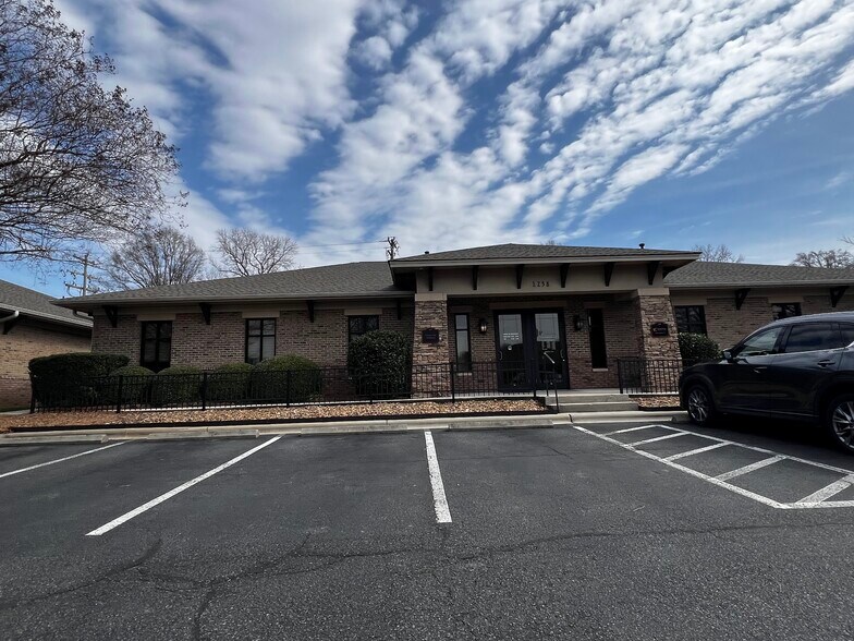 More Photos Of 1258 Mann Dr, Matthews Medical For Sale