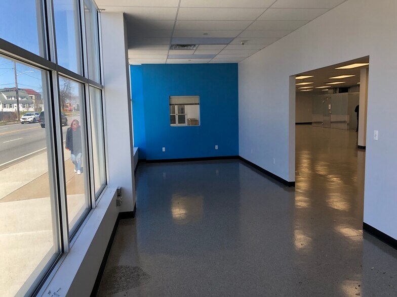 More Photos Of 595 S Broadway, Hicksville Warehouse For Lease