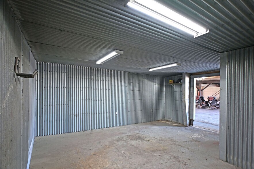 More Photos Of 1123 Bowie St, Seguin Warehouse For Sale