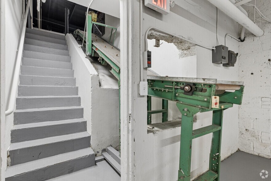 More Photos Of 2810 W Saratoga St, Baltimore Warehouse For Sale