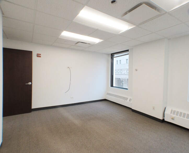 More Photos Of 100 N LaSalle St, Chicago Office For Lease