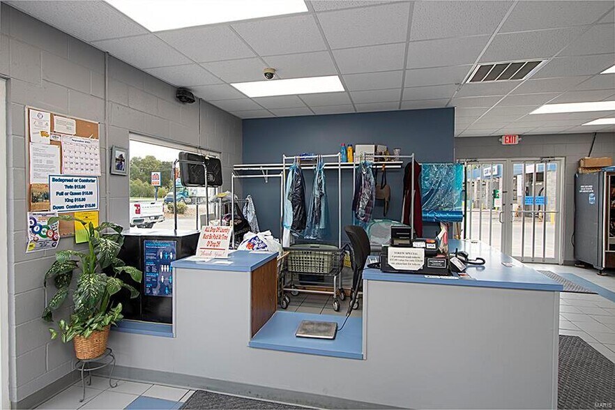 More Photos Of 2711 Veterans Memorial Dr, Mount Vernon Freestanding For Sale