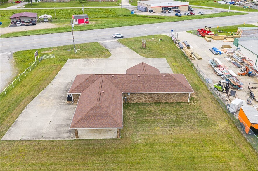 More Photos Of 706 W Broadway St, Spiro Medical For Sale