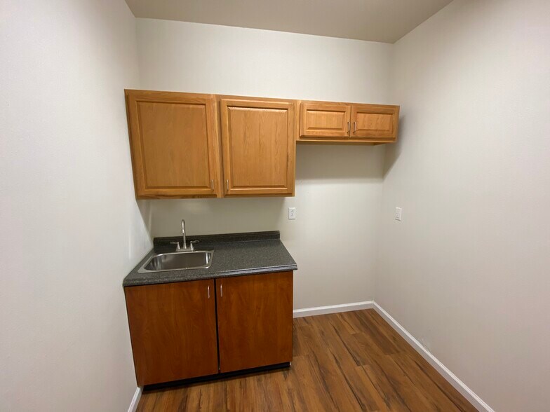 More Photos Of 144 Lincoln Place Ct, Belleville Medical For Lease