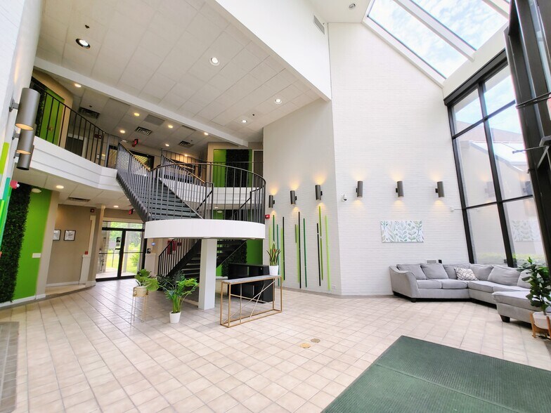 More Photos Of 9000 Cypress Green Dr, Jacksonville Office For Lease