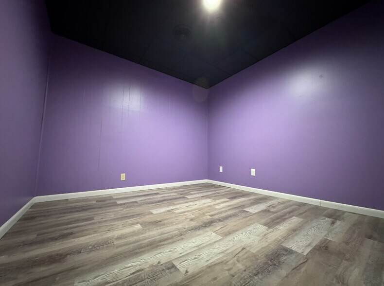 More Photos Of 11 N Meridian St, Washington Office For Sale