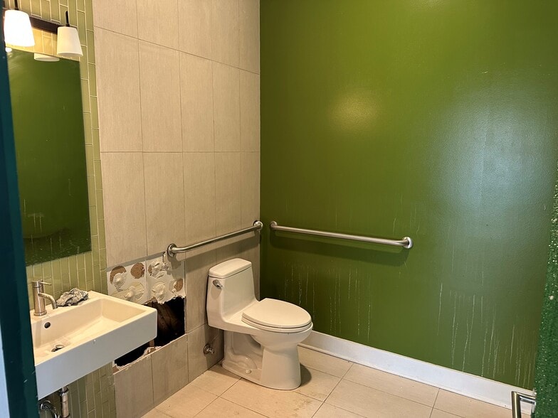 More Photos Of 870 N Orleans St, Chicago Storefront Retail Office For Lease