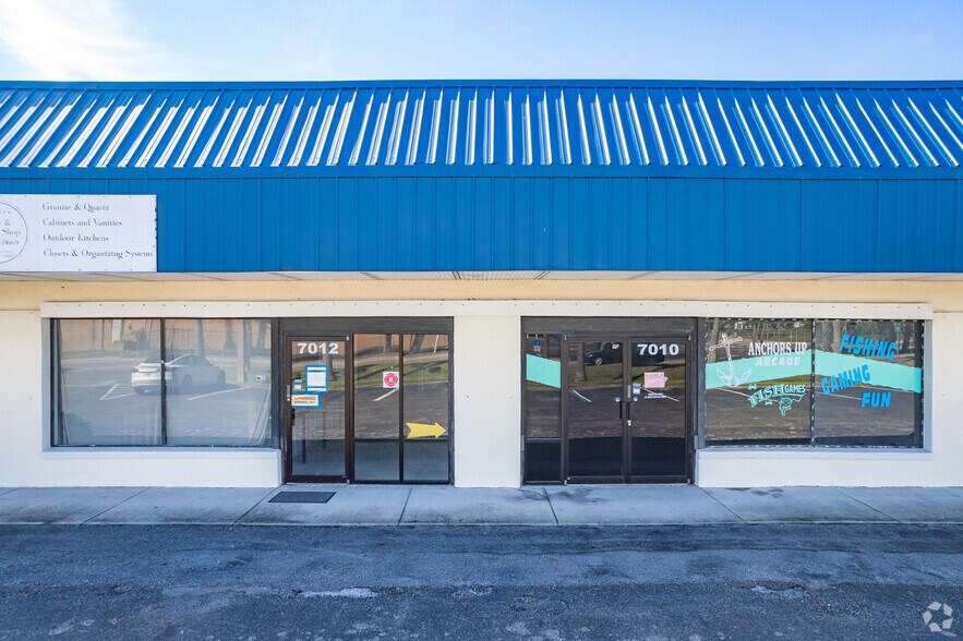 More Photos Of 7010 & 7012, Hudson Showroom For Lease