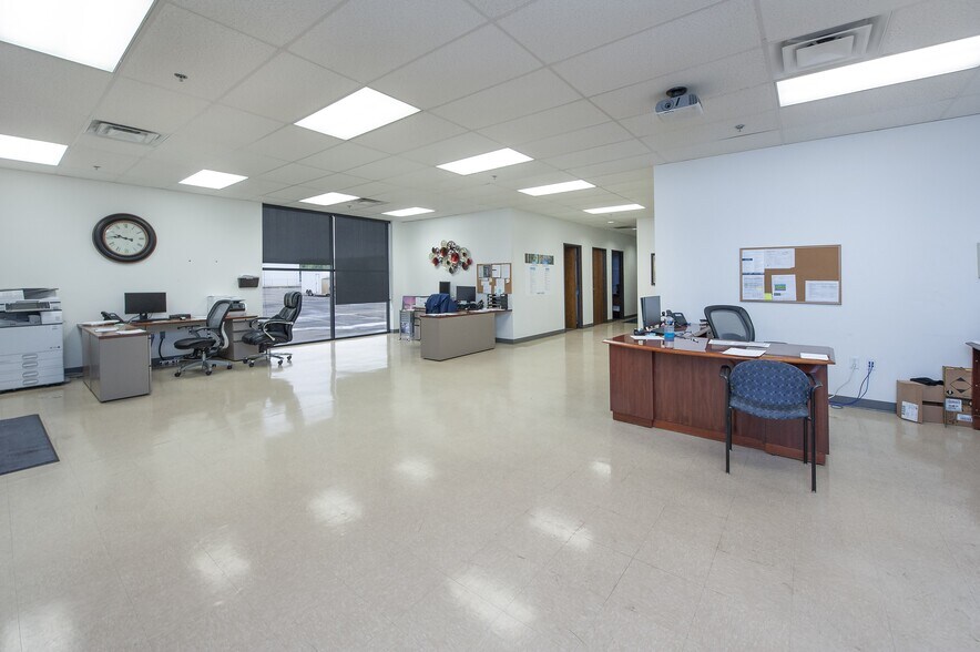 More Photos Of 3701 S Thomas Rd, Oklahoma City Distribution For Lease
