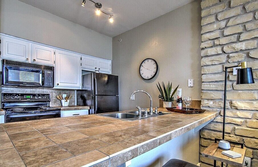 More Photos Of 401 E Pearl St, Granbury Apartments For Sale