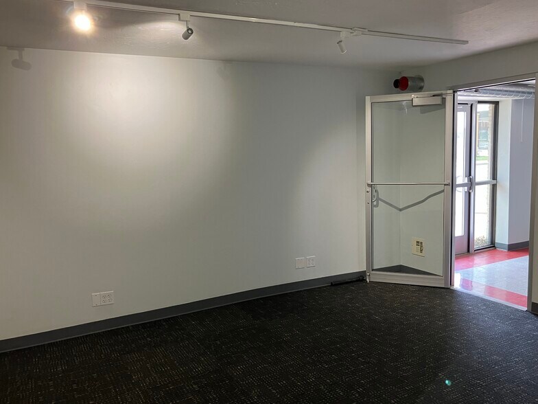 More Photos Of 5023 E Admiral Pl, Tulsa Warehouse For Sale