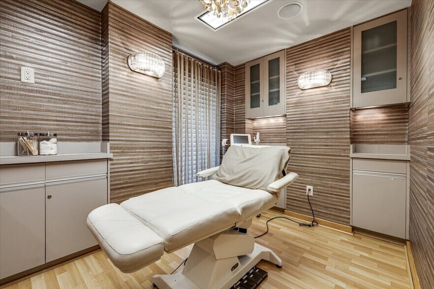 More Photos Of 299 E Northfield Rd, Livingston Medical For Sale