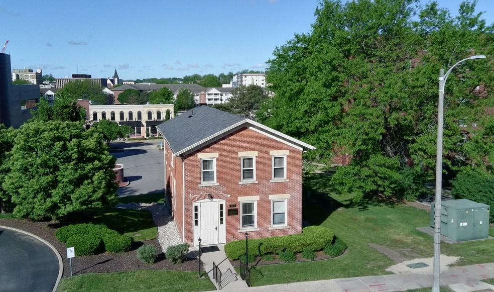 More Photos Of 121 N Parker Dr, Janesville Office For Lease
