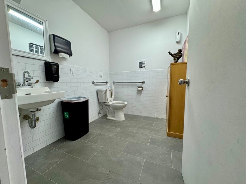 More Photos Of 252 W 30th St, New York Apartments For Lease