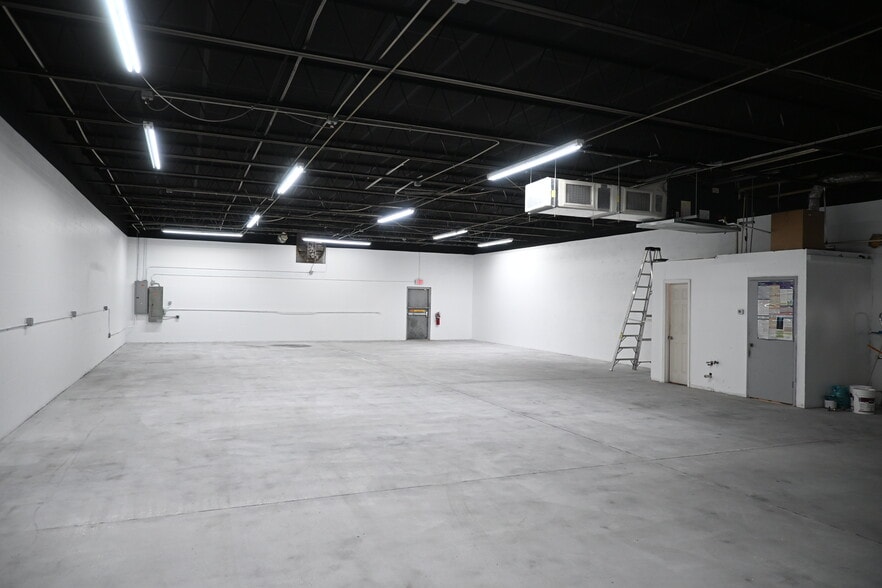 More Photos Of 14401 60th St N, Clearwater Warehouse For Lease