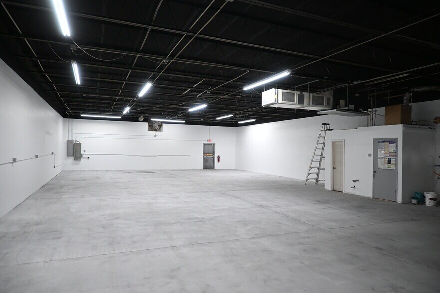 More Photos Of 14401 60th St N, Clearwater Warehouse For Lease