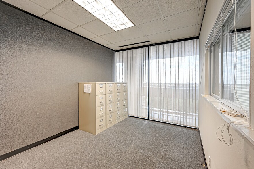 More Photos Of 6100 Corporate Dr, Houston Office For Sale