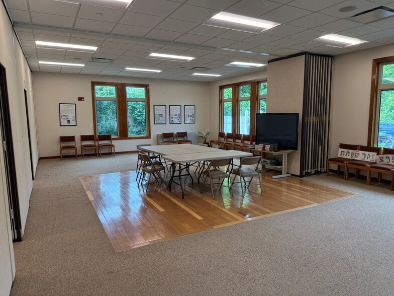 More Photos Of 115 Huntingtown Rd, Newtown Schools For Sale