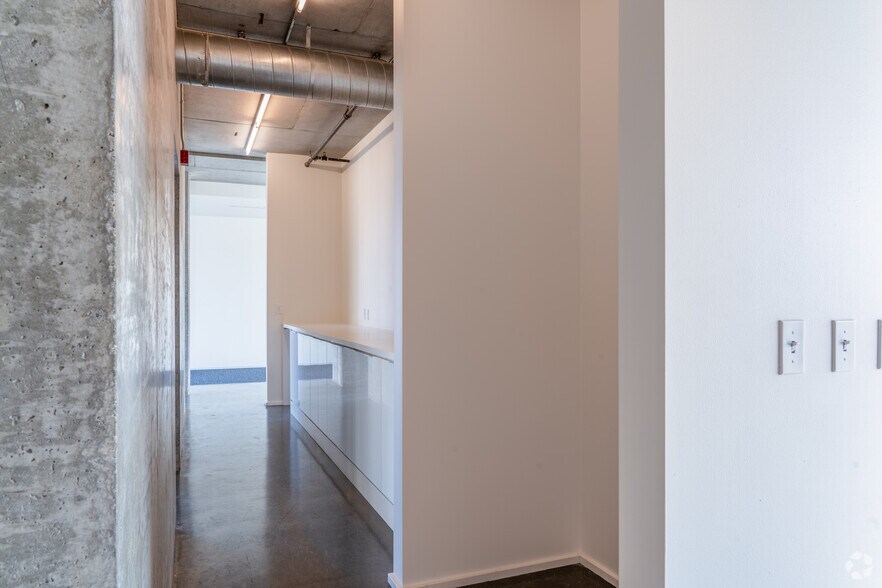 More Photos Of 524-542 E Burnside St, Portland Office For Sale