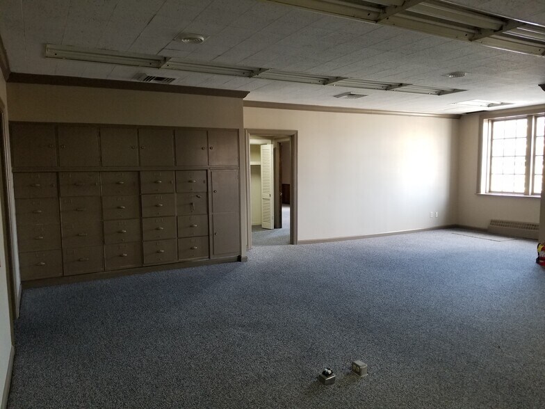 More Photos Of 49 Public Sq, Shelbyville Office For Sale
