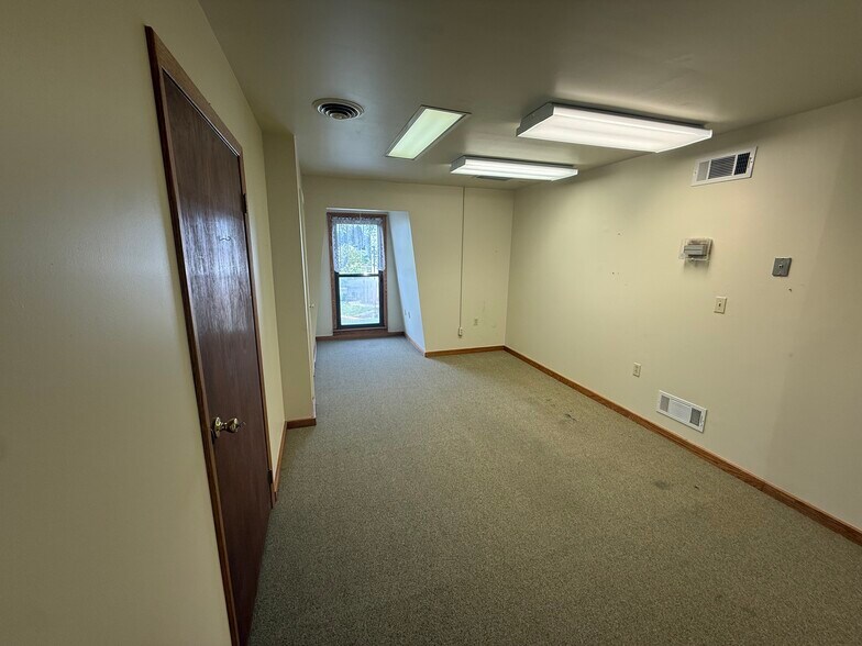 More Photos Of 550 N Mountain Rd, Harrisburg Freestanding For Lease