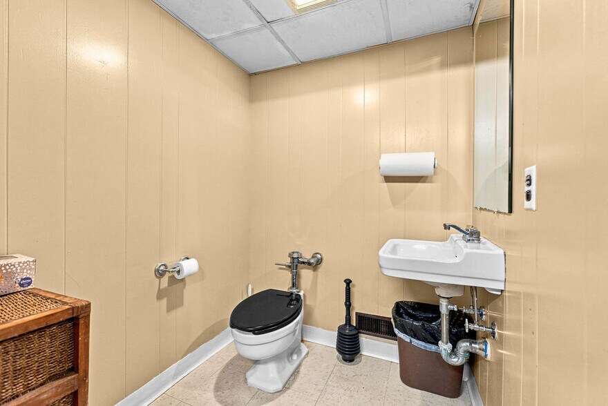 More Photos Of 17 Orchard St, New Bedford Office For Sale