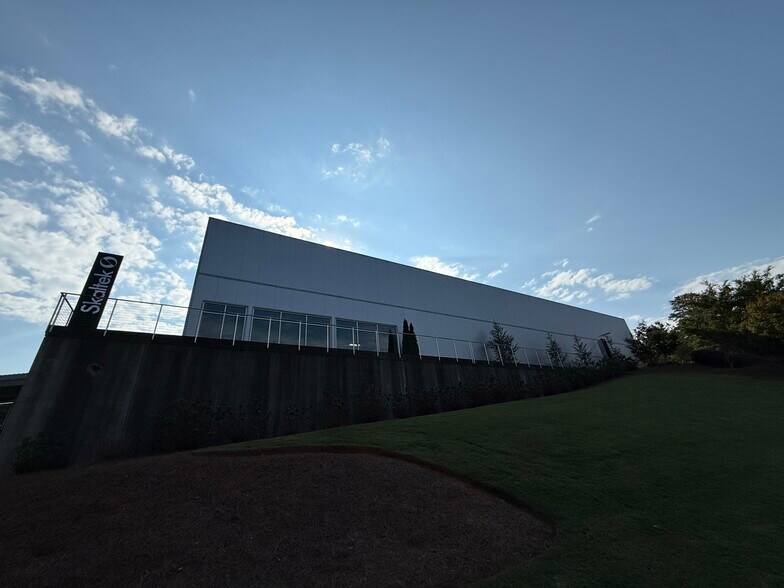 More Photos Of 5510 Ecopark Dr, Alpharetta Manufacturing For Sale