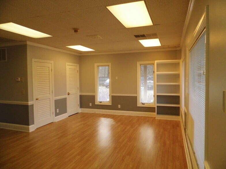 More Photos Of 200 Market Pl, Roswell Office Residential For Lease