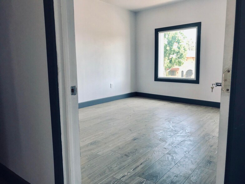 More Photos Of 2519-2521 Randolph St, Huntington Park Manufacturing For Sale