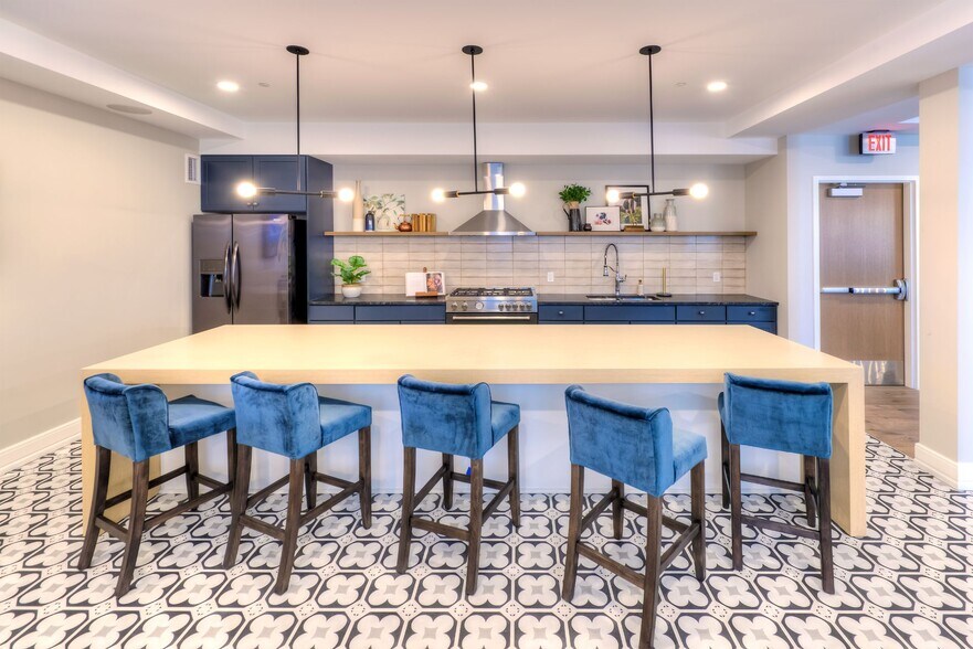 More Photos Of 1555 Ellinwood Ave, Des Plaines Apartments For Lease