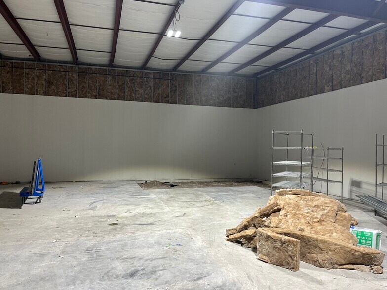 More Photos Of 2728 84th St, Omaha Warehouse For Lease