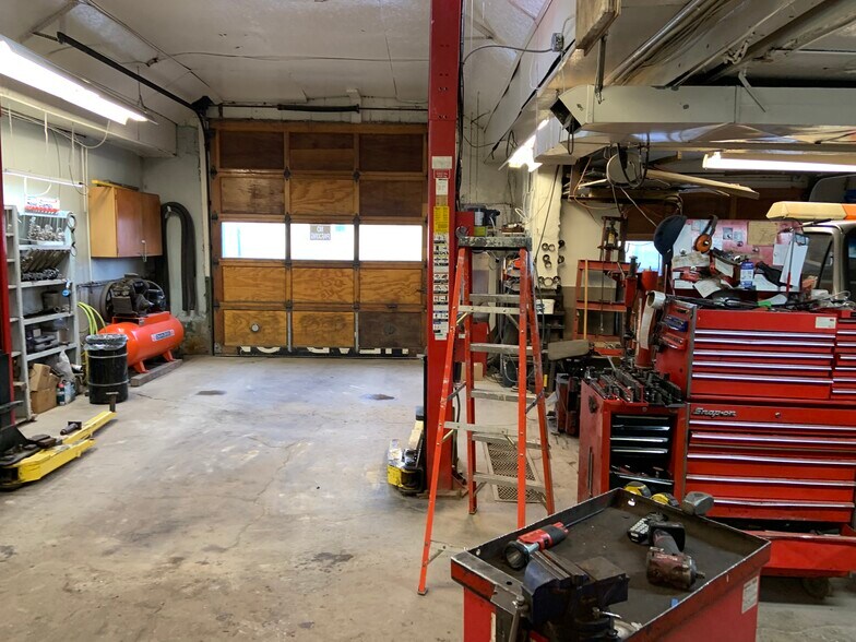 More Photos Of 40 King St E, Kawartha Lakes Auto Repair For Sale
