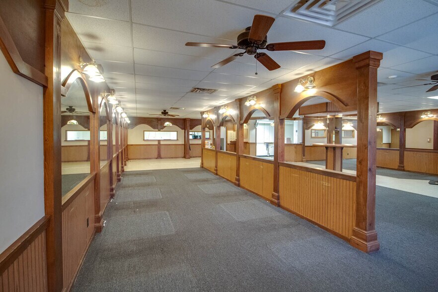 More Photos Of 201 McCausland St, Carlinville General Retail For Sale