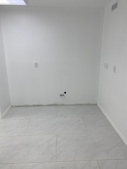 More Photos Of 14622 Victory Blvd, Van Nuys Medical For Lease