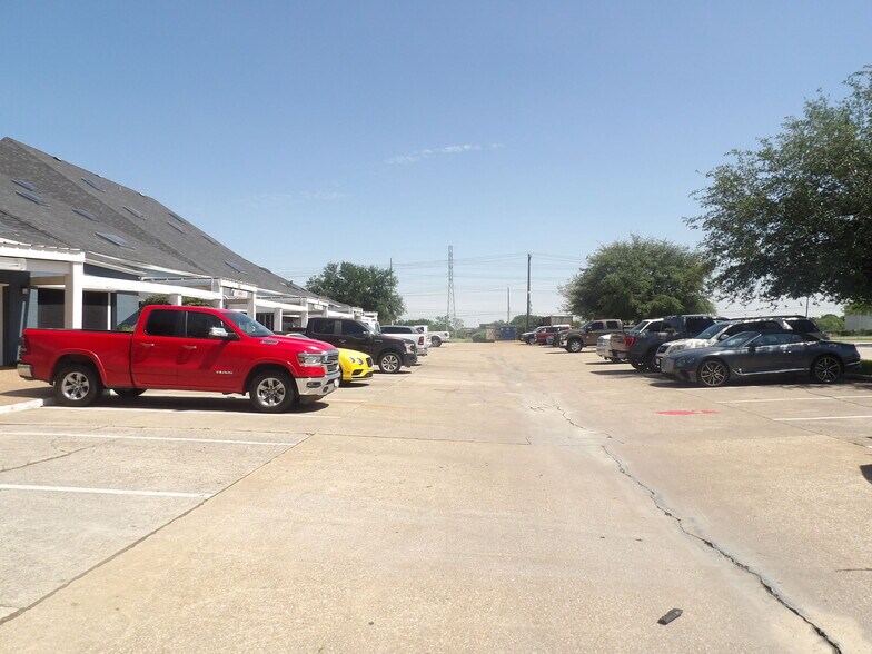 More Photos Of 17300 Saturn Ln, Houston Medical For Lease