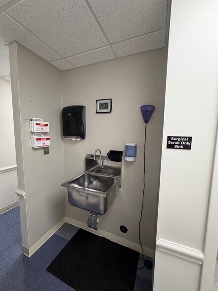 More Photos Of 311 W Wendover Ave, Greensboro Medical For Lease