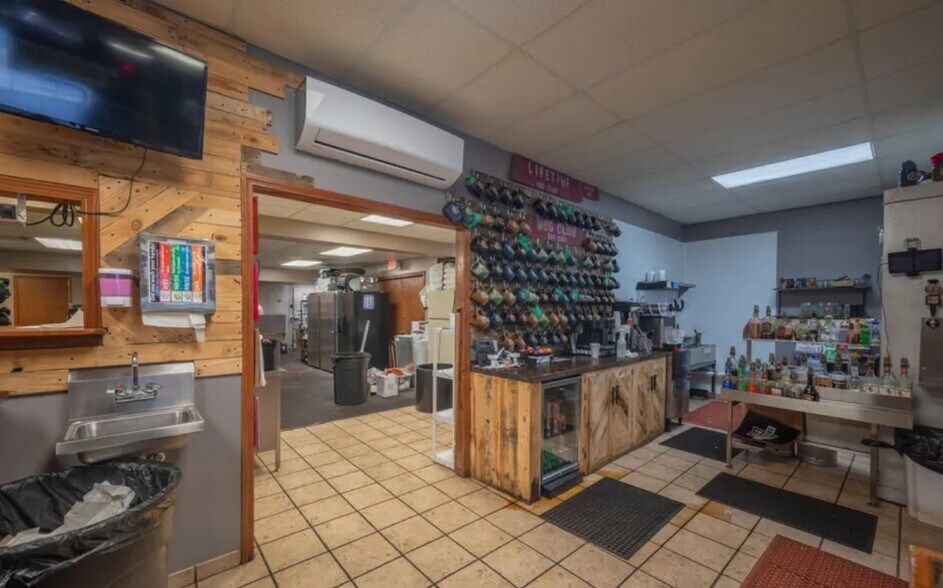 More Photos Of 1107 Cherokee Ave, Seneca Restaurant For Sale