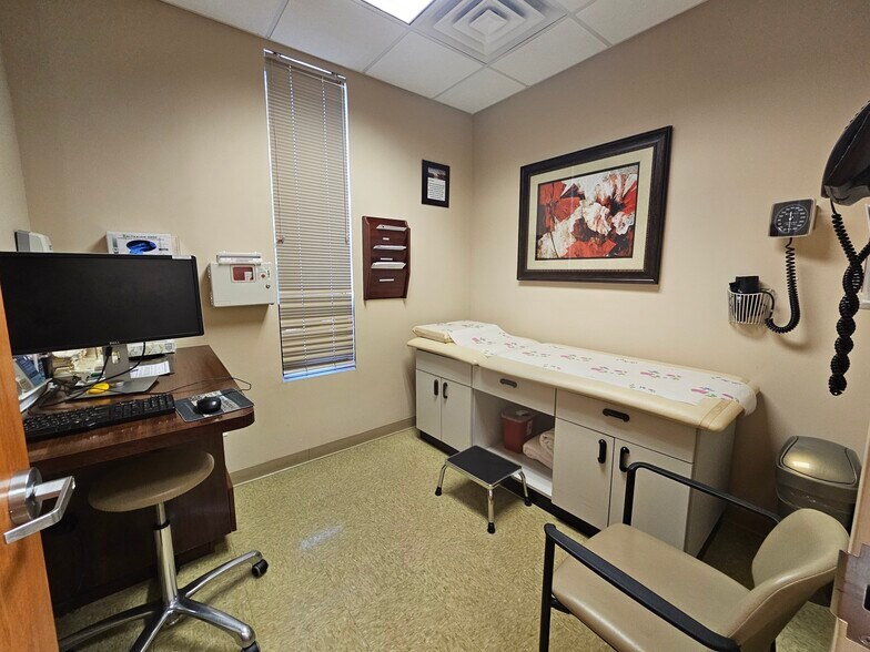 More Photos Of 400 Montauk Hwy, West Islip Medical For Lease