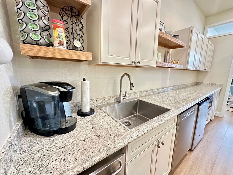 More Photos Of 913 Gulf Breeze Pky, Gulf Breeze General Retail For Sale