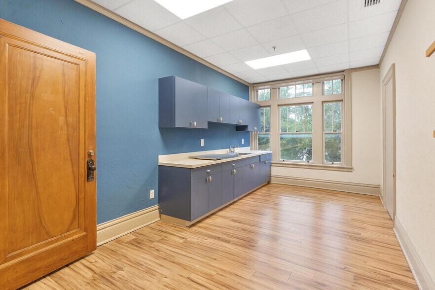 More Photos Of 410 W Main St, Leesburg Office For Lease