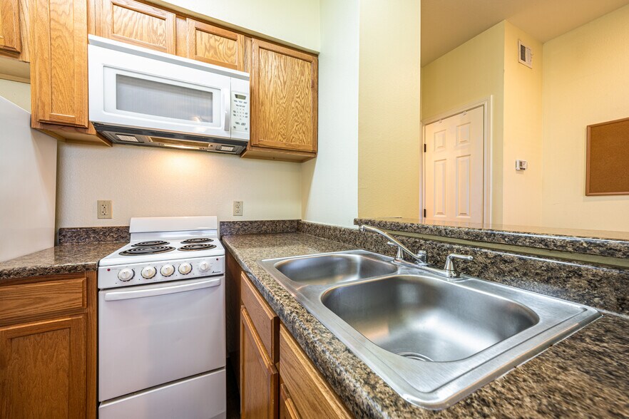 More Photos Of 2420 N 1st St, Carrizo Springs Apartments For Sale