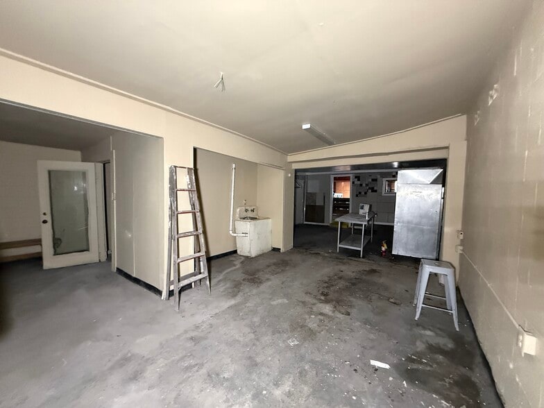 More Photos Of 2941 E Houston St, San Antonio Convenience Store For Lease