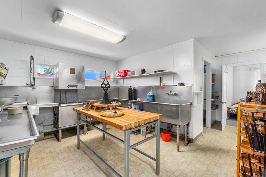 More Photos Of 402 Montesano St, Westport Flex For Sale
