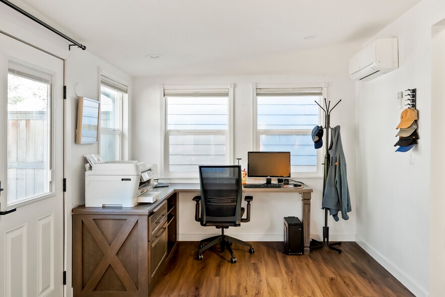 More Photos Of 206 NE 80th Ave, Portland Office For Sale
