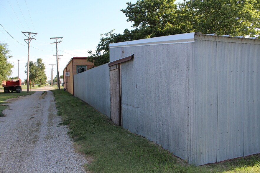 More Photos Of 112 Barclay Ave, Wa Keeney Veterinarian Kennel For Sale