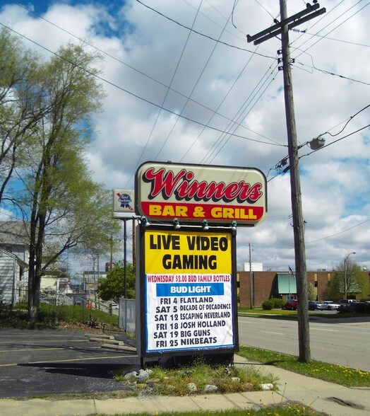 More Photos Of 801 S Main St, Bloomington Bar For Sale